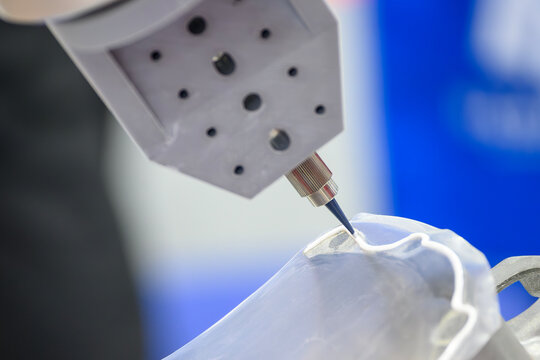 The glue sealing process on automotive parts by robotic system.
