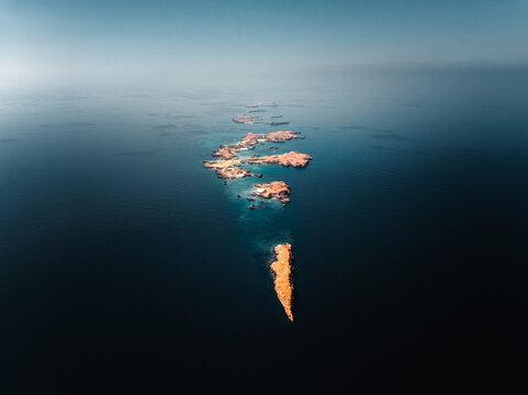 Luftaufnahme der Daymaniyat-Inseln in Oman &ndash; Kette aus Sand und Felsen im Ozean
