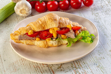 Croissant with tuna, tomato and salad