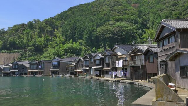 伊根の舟屋」の写真素材 | 1,620件の無料イラスト画像 | Adobe Stock