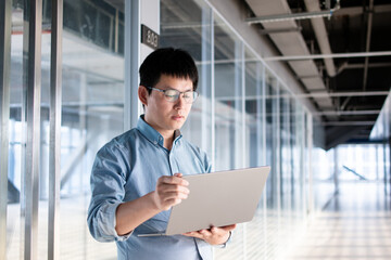 Fototapeta premium asian businessman working on laptop