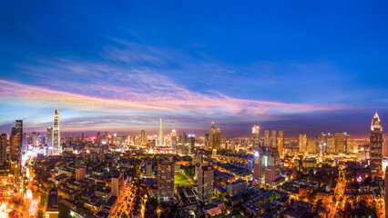 Naklejka premium Vibrant Cityscape at Dusk: A Panoramic View of Urban Life