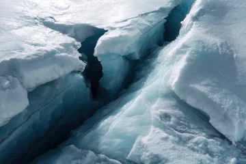 Gardinen A side view reveals a glacial crack forming under natural light, exposing layers of ancient ice and showcasing accelerated melt. © LEVA001