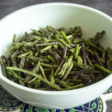 Frittata di asparagi di bosco e uova, ricetta tipica triestina