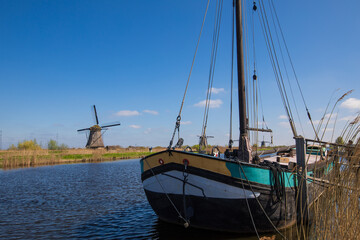 Historische Windmühle mit boot 