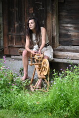 hübsche Frau am Spinnrad 