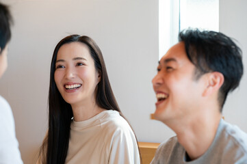 ベッドでくつろぐ日本人男女