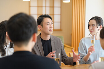 ホームパーティを楽しむ日本人男女