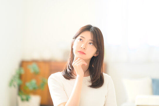 考える日本人女性