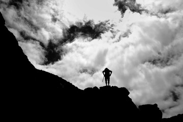 Senderista en lo alto de un acantilado de una cala en Ibiza