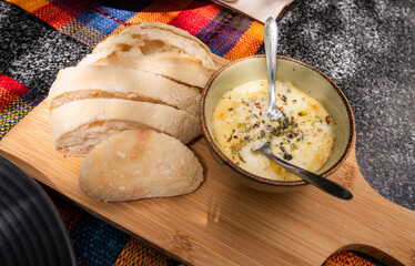 Queso fundido con pan en la mesa
