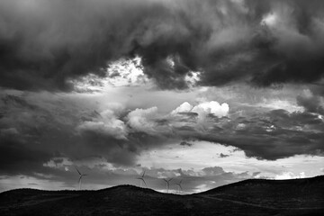 Atardecer nuboso en blanco y negro del Puerto de La Laja