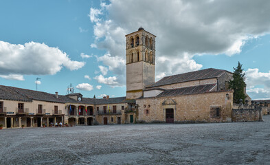 Plaza mayor de Pedraza de estilo barroco y su iglesia de San Juan Bautista, en Segovia, Castilla y León, España