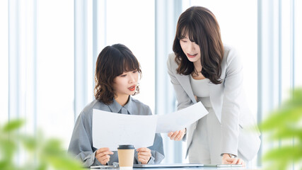 ミーティングをする2人の女性・ビジネスウーマン