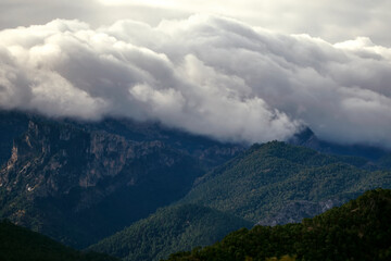 Fototapeta premium Tarde tormentosa sobre el parque natural de Cazorla, Segura y Las Villas.