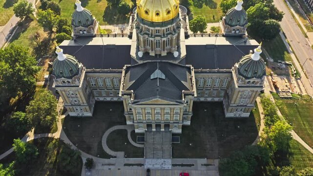 Iowa State Capitol and Des Moines skyline. The Iowa State Capitol houses the Senate, House of Representatives, the Offices of the Governor, Attorney General, Auditor, Treasurer, and Secretary of State