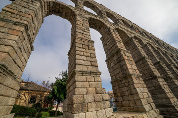 Obraz premium Acueducto de Segovia: Majestic Roman Architecture Beneath a Partly Cloudy Sky