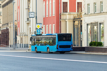 Obraz premium Moscow, Russia - 08.26.2024: Blue bus, standing near the bus stop and passengers