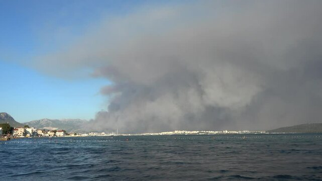 fire threatens to destroy outskirts of Croatian Split