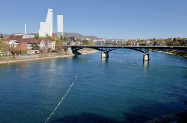 Obraz premium Der Rhein in Basel unter blauem Himmel