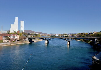 Der Rhein in Basel unter blauem Himmel