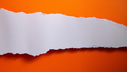 Textura de papel blanco rasgado con borde irregular, sobre fondo naranja vibrante. torn paper