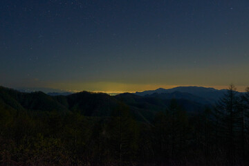 星空と街灯（まちあかり）が交わす、静かな対話