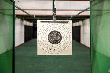 Cel. Strzelnica sportowa z tarczami przygotowanymi do strzelania z broni sportowej podczas zawodów z pistoletu. © FotoDax