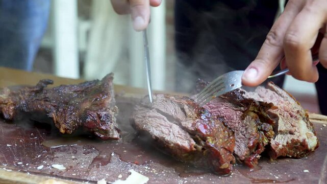 cortando asado argentino vac&iacute;o en tabla