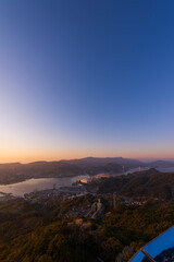 Fototapeta premium 稲佐山から望む長崎の夜明けと朝日に染まる街