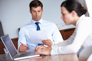 Obraz premium Colleagues, laptop or contract people for partnership, employment and collaboration on project. Hr, employee or applicant meet for job, teamwork and business negotiation to read or email paperwork