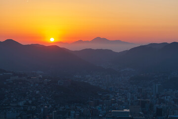 稲佐山から望む長崎市街と朝日の風景