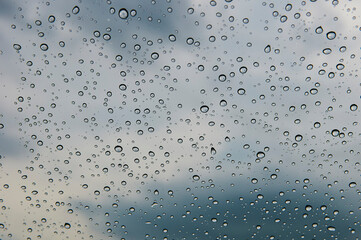 窓辺の涙 - 雨が描く憂いの風景