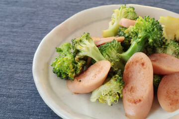 ブロッコリーと魚肉ソーセージの炒め物
