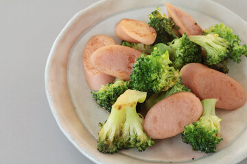 ブロッコリーと魚肉ソーセージの炒め物
