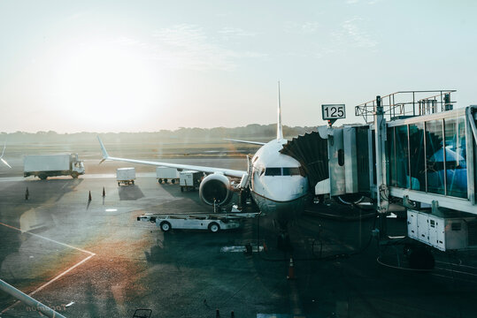 Avi&oacute;n en puerta de embarque en el Aeropuerto Internacional de Tocumen