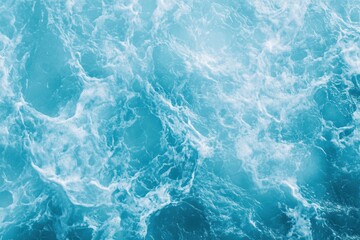 Obraz premium Aerial view of water showing an incoming wave on a serene surface.