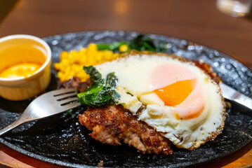 目玉焼きハンバーグ