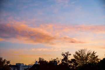 雲の隙間から見える夕焼け