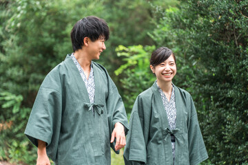 温泉旅行に来た浴衣姿のカップル・夫婦
