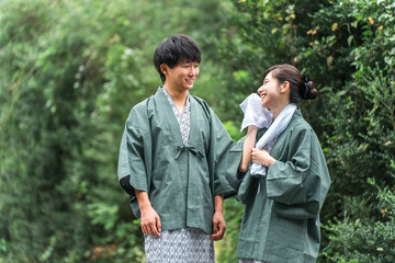 温泉旅行に来た浴衣姿のカップル・夫婦
