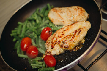 Homemade skillet chicken with green beans and cherry tomatoes – healthy one-pan meal and clean eating for everyday home cooking