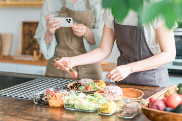 料理教室・クッキングスクールで料理を教える講師の女性の手元
