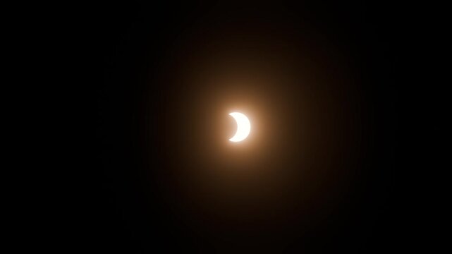 Total solar eclipse animation on a black background. Eclipse total de sol sobre fondo negro