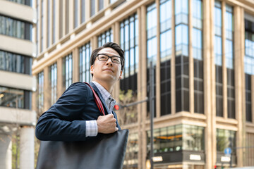 都会に立つビジネスマン