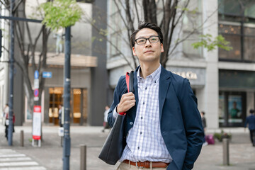 街を歩く若い男性