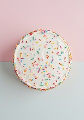 彩り豊かなスプリンクル、優しく輝くケーキ。淡いピンクと青の背景で、幸せな雰囲気を演出。