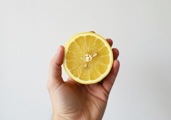 輝くレモン、手の上で鮮やかに光る