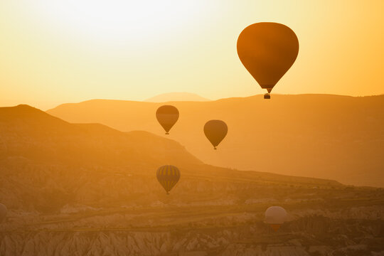 Fototapeta Hot air balloons at sunrise, Cappadocia, Turkey