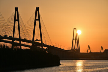 朝焼けに染まる名港トリトン